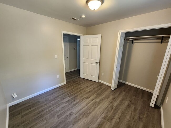 Building Photo - Spacious 3-Bedroom, 1-Bathroom Home AVAILA...