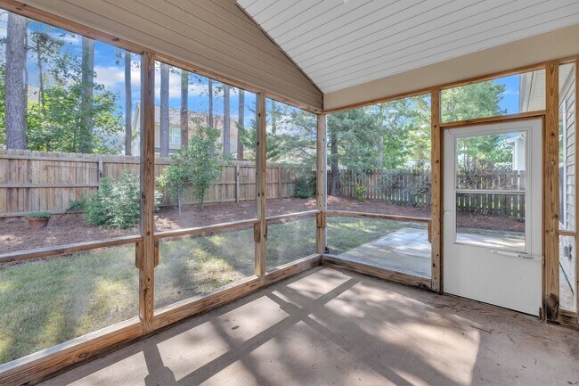 Building Photo - 4 Bedroom Home with 2 Car Garage & Fenced ...