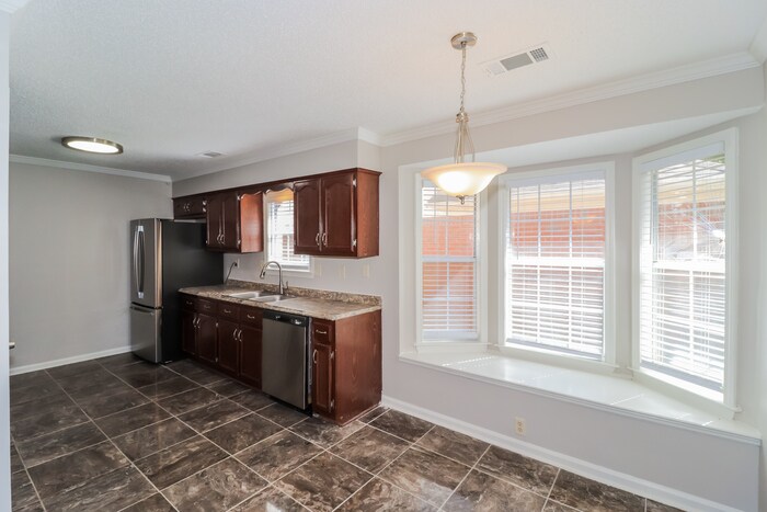 Building Photo - 2125 Oak Springs Dr
