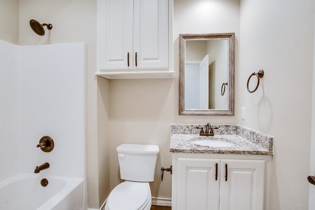 Building Photo - Beautiful Duplex with lots of Extras