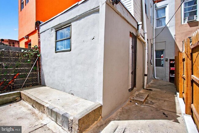 Building Photo - 3549 N Randolph St