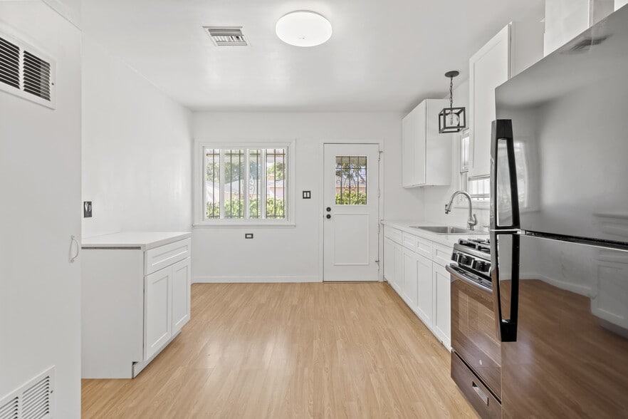 Building Photo - 9813 S Van Ness Ave