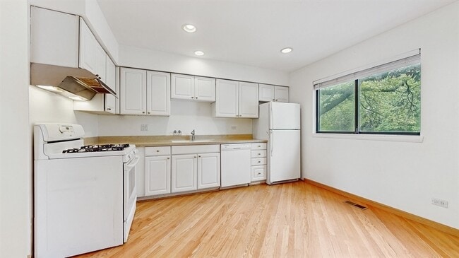 Building Photo - 211 Skokie Blvd