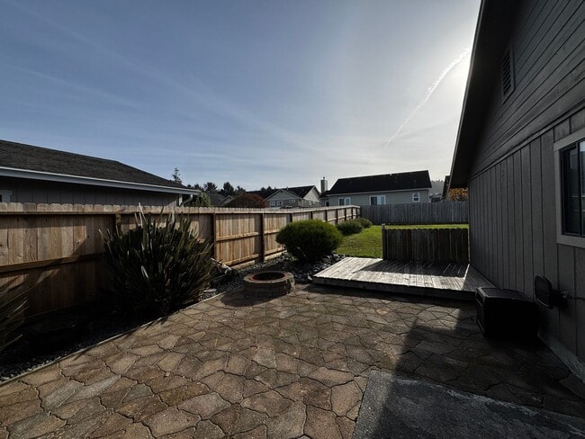 Building Photo - Charming 3 Bedroom 2 Bath home located in Humboldt Hill!