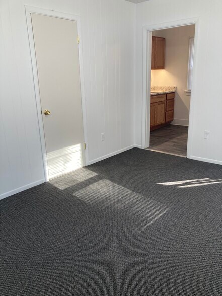 Living room/bedroom combo - 512 S Broadway