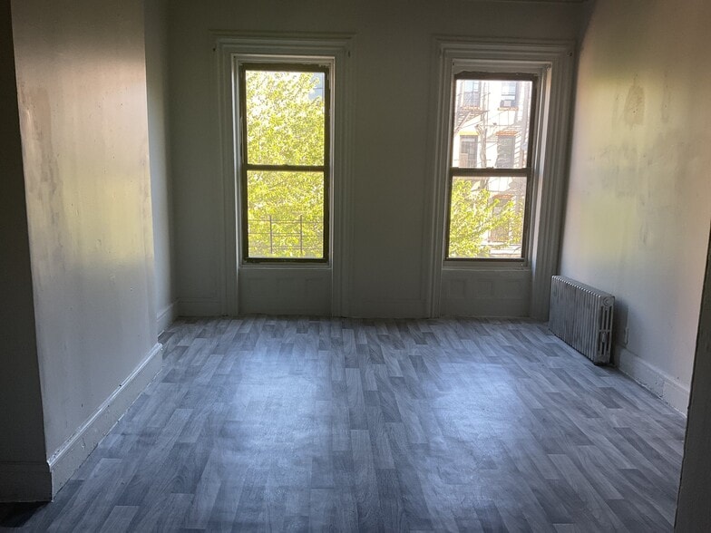 Building Photo - 179 Hart St