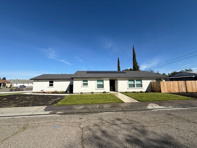 Building Photo - 4-bedroom single story in desirable Ripon!