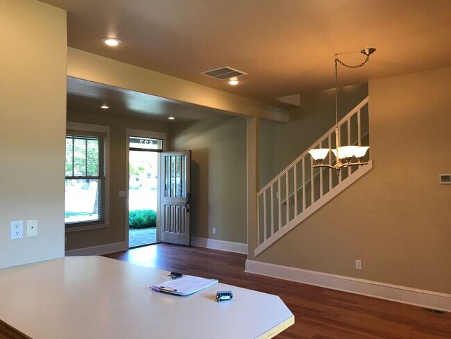Building Photo - Beautiful Condo in Sisters w/community poo...