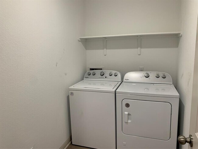 Building Photo - 235 Sweetwater Crk Ln