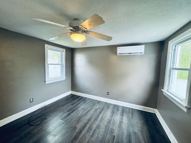 Building Photo - Adorable Cottage