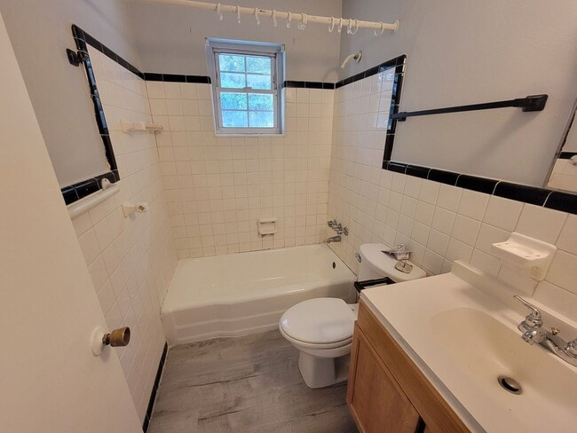 Building Photo - 2 Bedroom 1 Bathroom Home