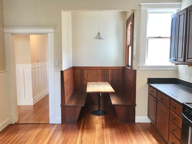 Building Photo - Top Floor Huge 4BR Flat, In Unit Laundry i...