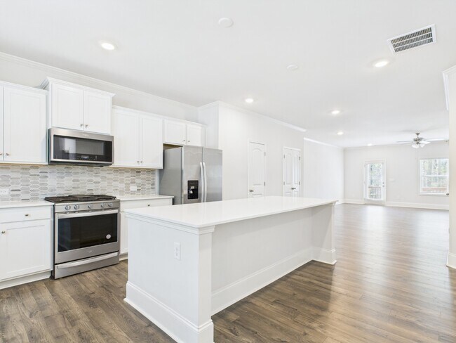 Building Photo - 3 Bed, 3.5 Bath, Finished Basement room, 2 car garage, walkable to Woodstock Middle and High scho...