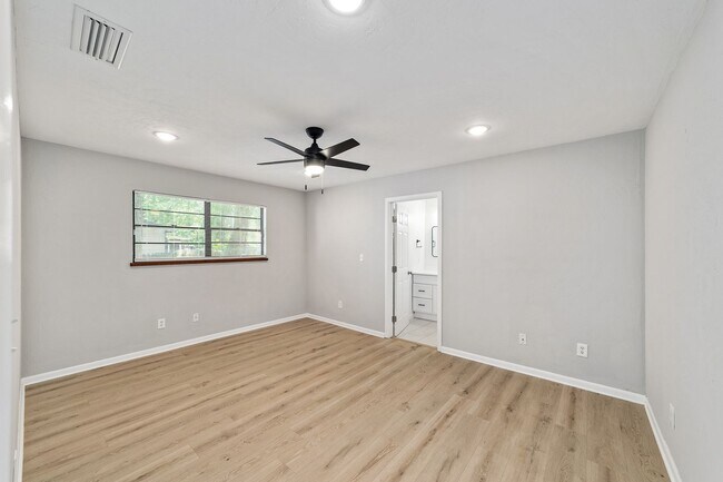 Building Photo - Beautifully Renovated 3 Bed 2 Bath Home in...