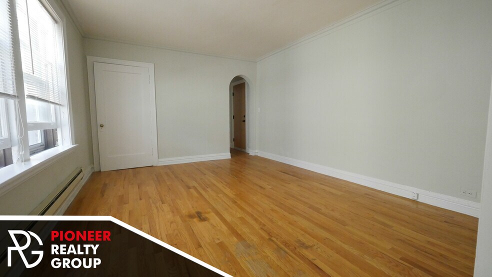 Building Photo - 429 W Roscoe St