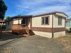 Building Photo - 2 bedroom 2 bath mobile walking distance to restaurants and stores
