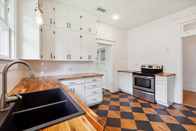 Building Photo - HISTORIC COTTAGE IN THE HEART OF MIDTOWN