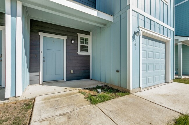 Building Photo - 3-BEDROOM TOWNHOME-STYLE DUPLEX