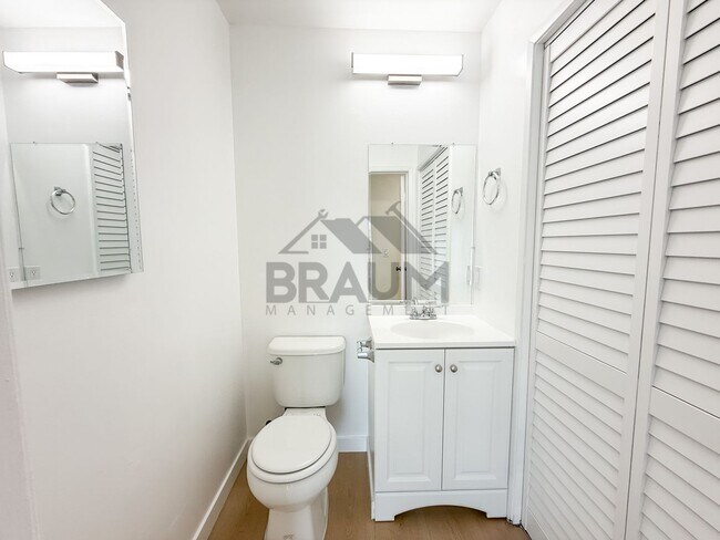 Building Photo - 11035 Moorpark St