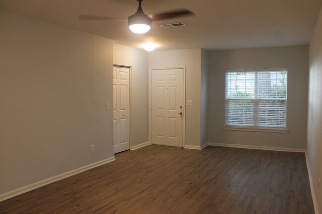 Building Photo - Plantation Point - 1st Floor, 2 Bedrooms