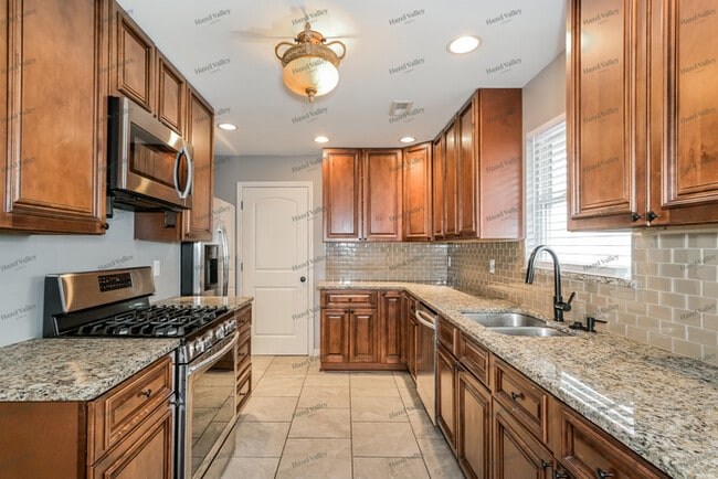 Building Photo - 1006 Forest Ave