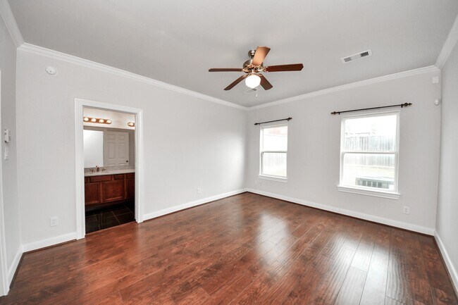 Building Photo - 2941 Clinton Dr