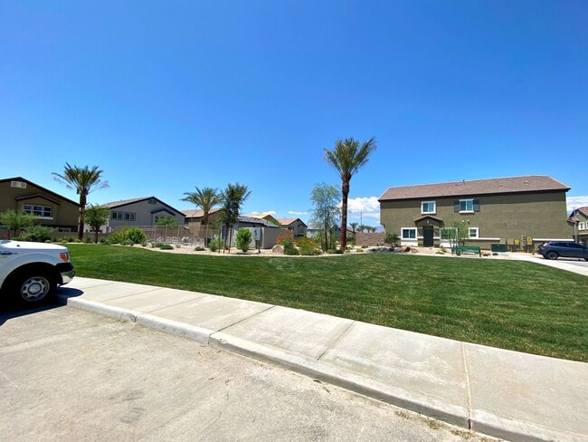 Building Photo - UPGRADED 2 BEDROOM TOWNHOME IN GATED COMMU...