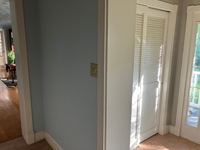 Building Photo - Furnished 6 month rental