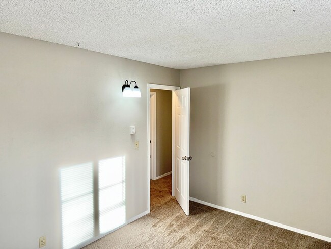 Building Photo - 2 Bedroom Townhome - walking distance to p...