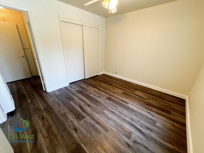 Building Photo - $1995 - Cozy 1/1 located near the Rose Garden