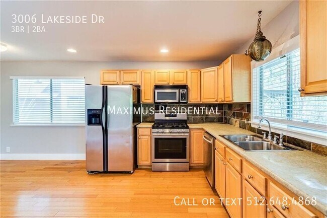 Building Photo - 3006 Lakeside Dr