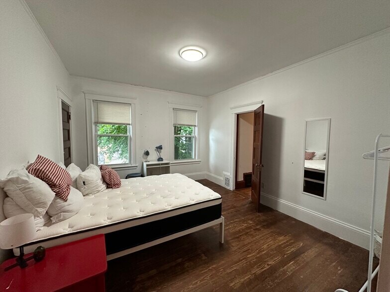 Building Photo - 582 Cambridge St