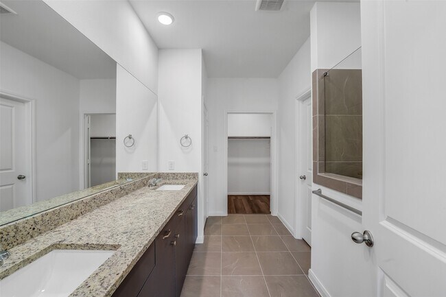 Building Photo - 13614 Pine Dr