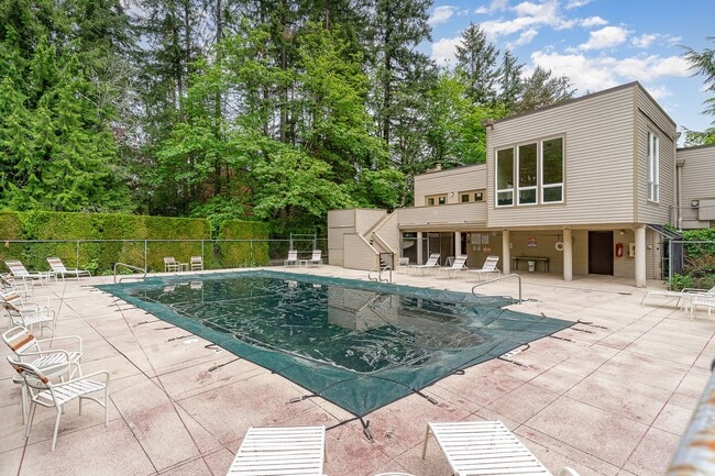 Building Photo - Updated Bellevue Condo in Racquet Club — P...