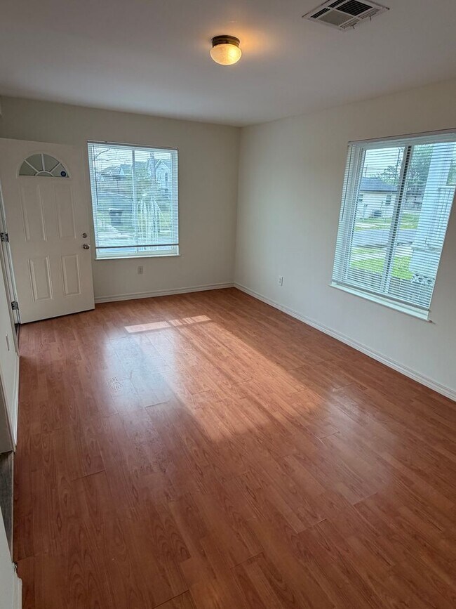 Building Photo - Large 2/3BD AND 2 FULL BATHS