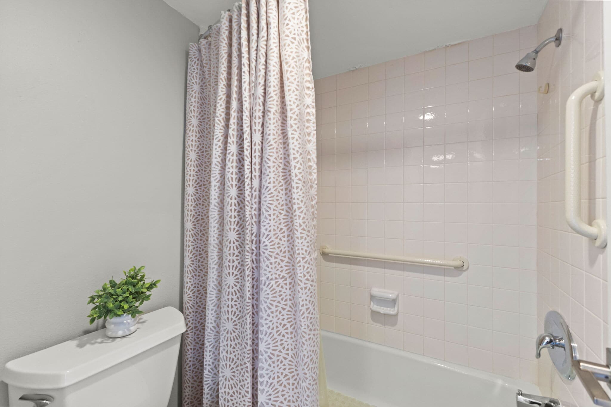 Guest bathroom - 1111 N Gulfstream Ave
