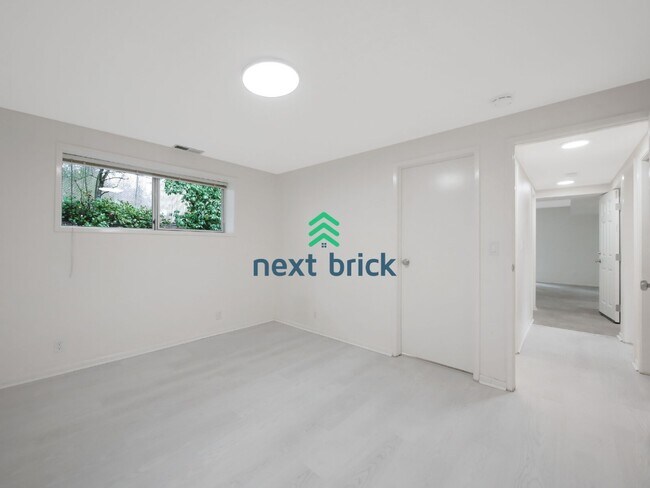 Building Photo - 6 Bed and 3 Bath Single Family Home Available Now!