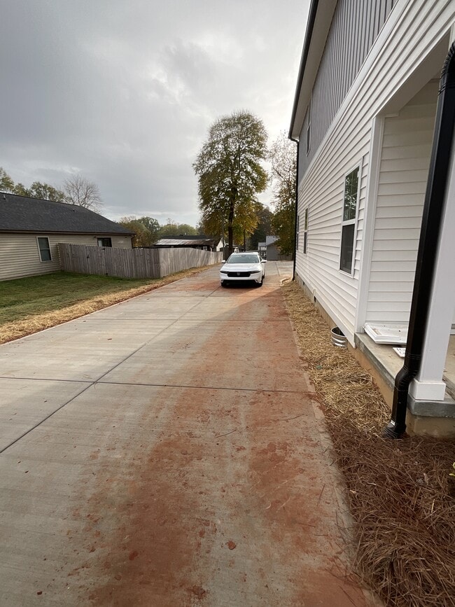 Building Photo - 1015 W C St