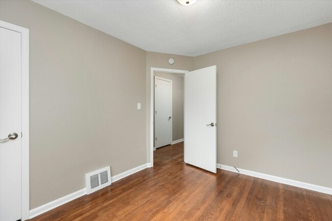 Building Photo - 416 N Kenwood Ave
