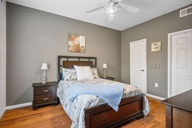 Building Photo - "Chic 1-Bedroom Oasis in Prime Las Vegas Location – 813 Sq. Ft. of Comfort!"