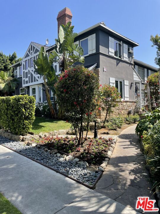 Building Photo - 1254 N Orange Grove Ave