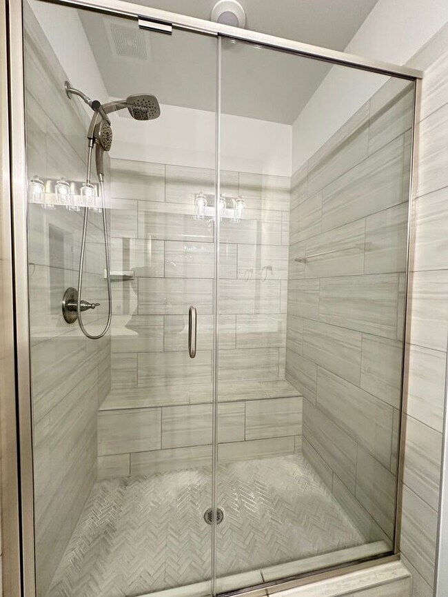 Building Photo - SPACIOUS TOWNHOME