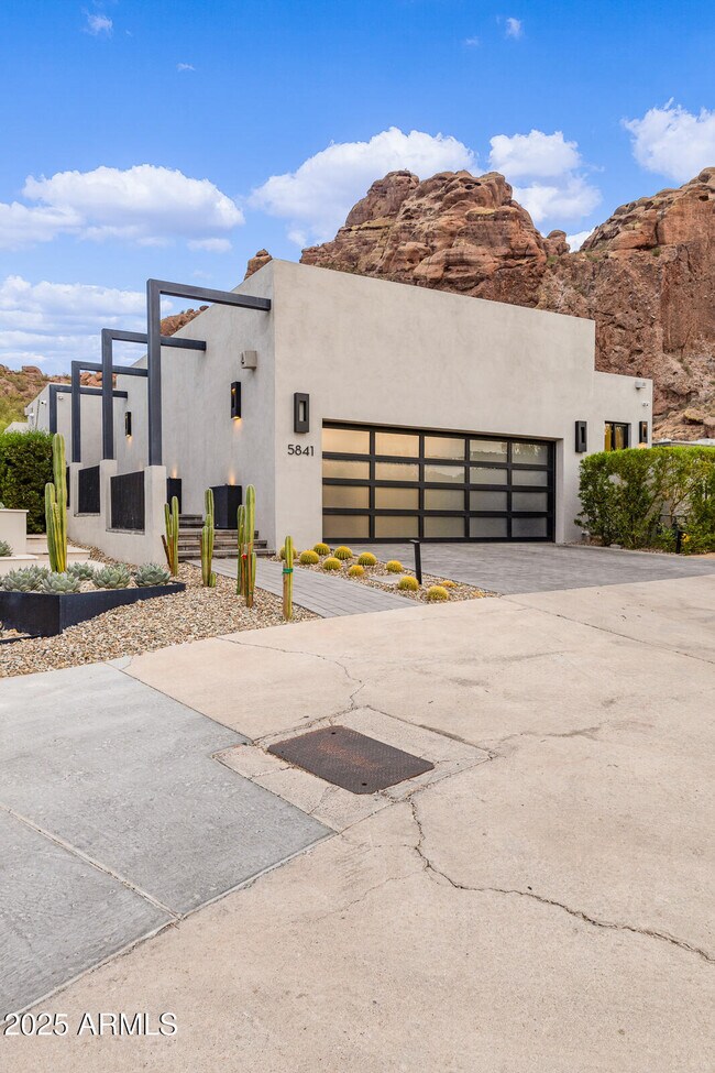 Building Photo - 5841 N Echo Canyon Cir