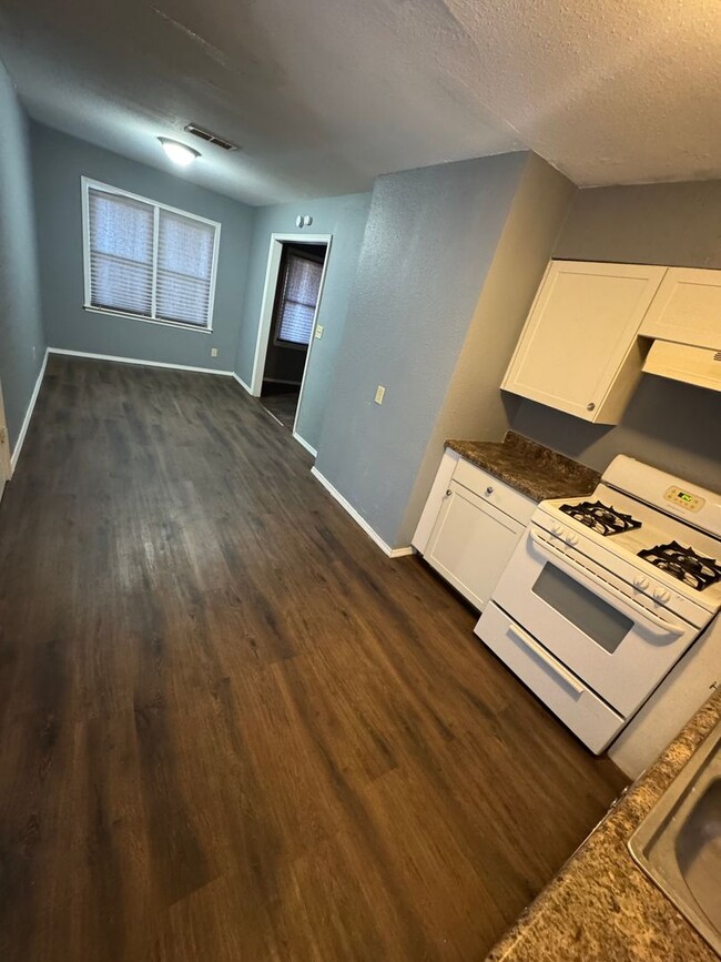 Building Photo - NEWLY RENOVATED 3 BEDROOM HOME