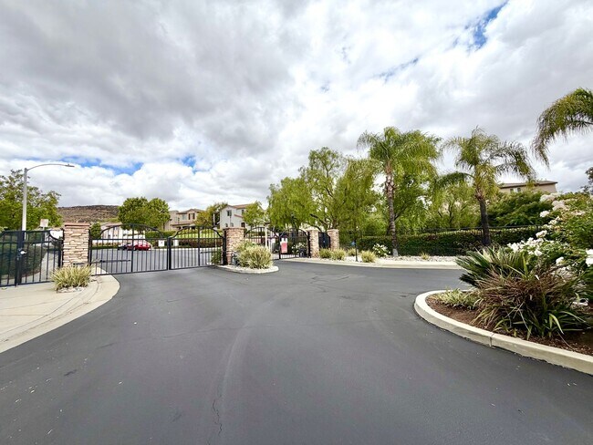 Building Photo - Charming 3 Bedroom Bel Flora Home with Private Patio & Amenities