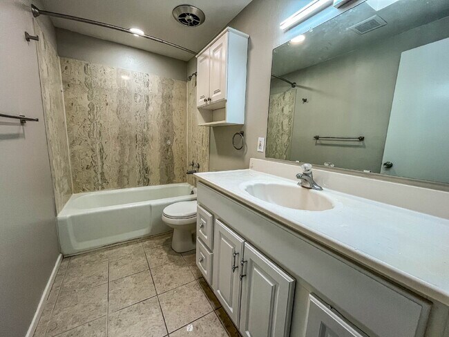 Building Photo - 1239 N Alamo Ave