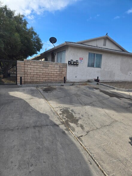 Building Photo - 1824 E Bonanza Rd