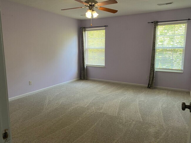 Building Photo - Knoxville 37931 - 4 bedroom, 2.5 bath home - Contact Susan Calabrese (865) 591-9204