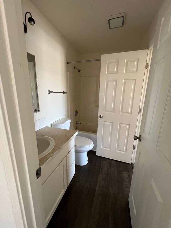 Building Photo - 3 Bedroom 2 Bath Duplex in Springfield on a cul-de-sac