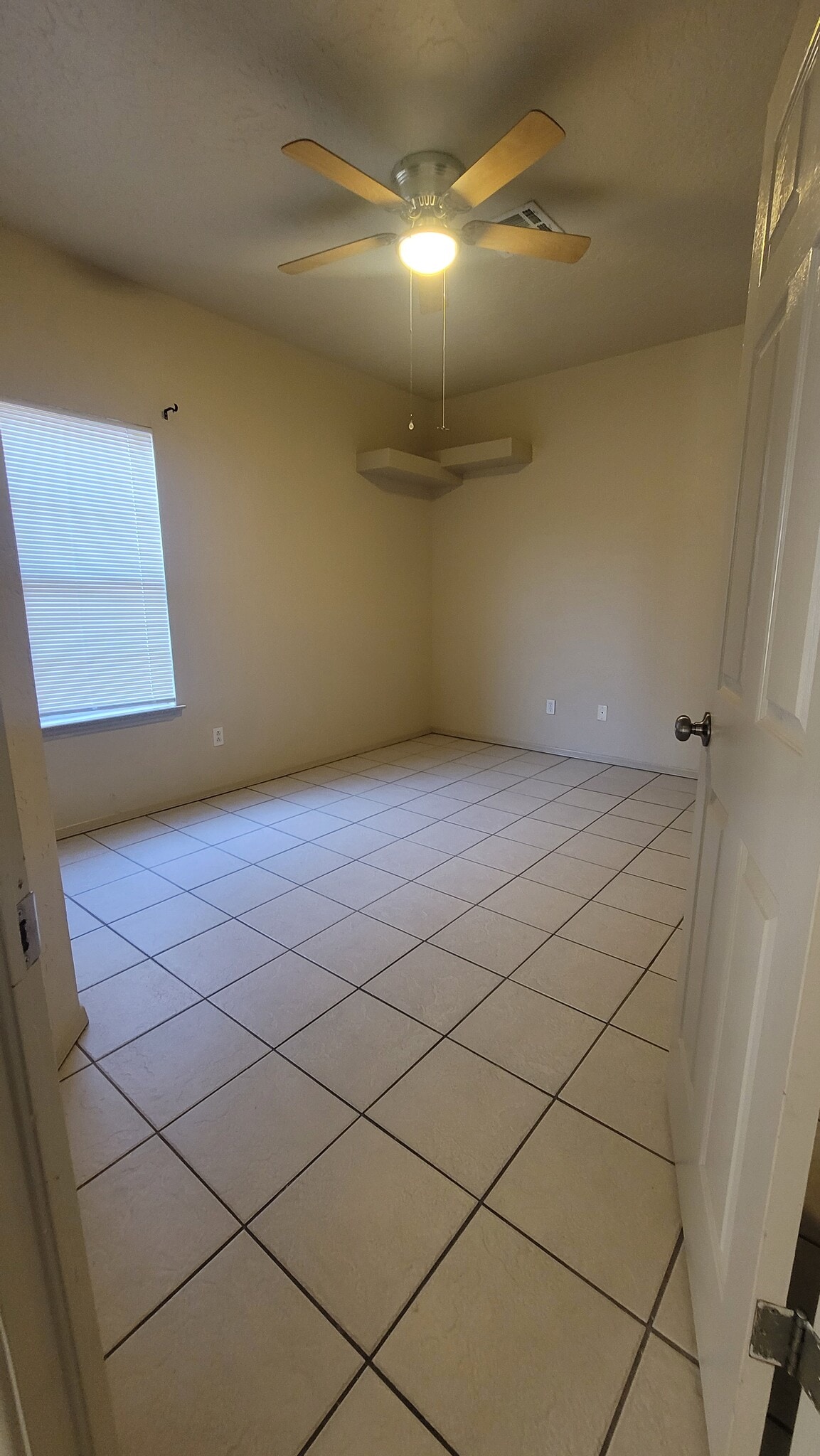 Building Photo - 705 Hellenic Dr